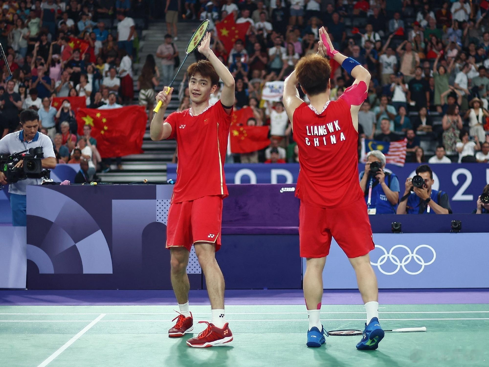 #全世界都知道梁王爱偷后场了# 太好笑了两个人[笑cry] ​​​