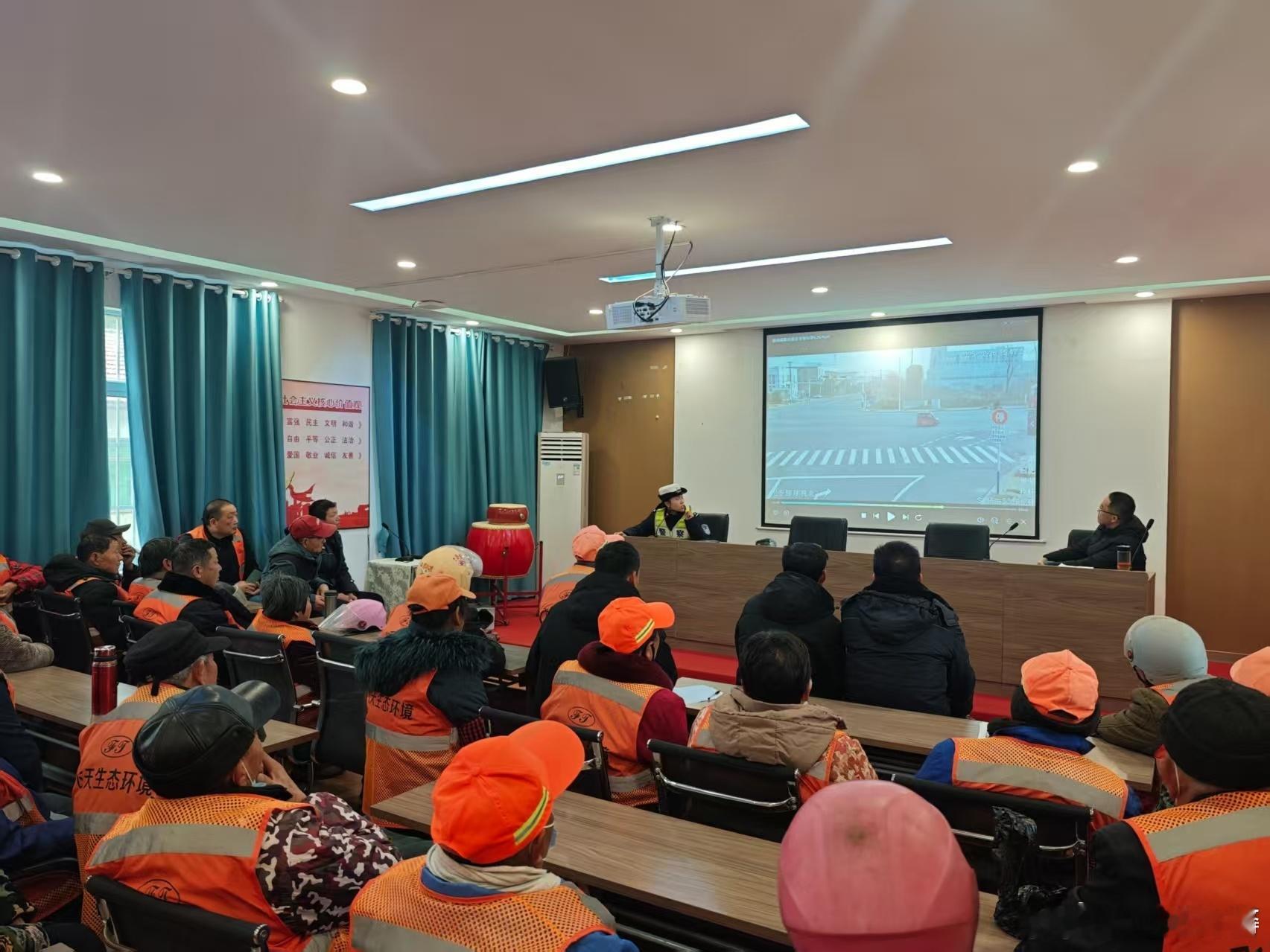 【平安迎新春！合肥巢湖交警为环卫工人送交通安全护衣】1月29日下午，合肥巢湖市公