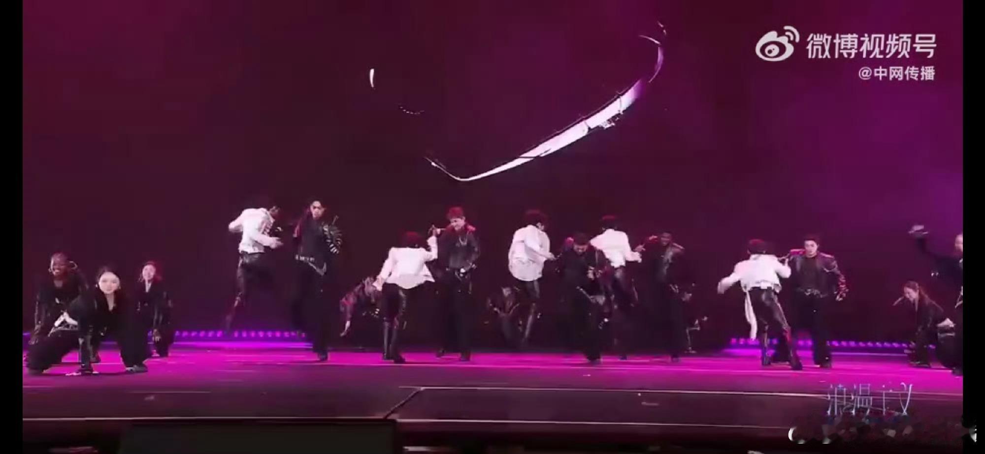 登陆少年演唱会开场直拍翻唱《Love with you》适配度超高，诚意满满，真