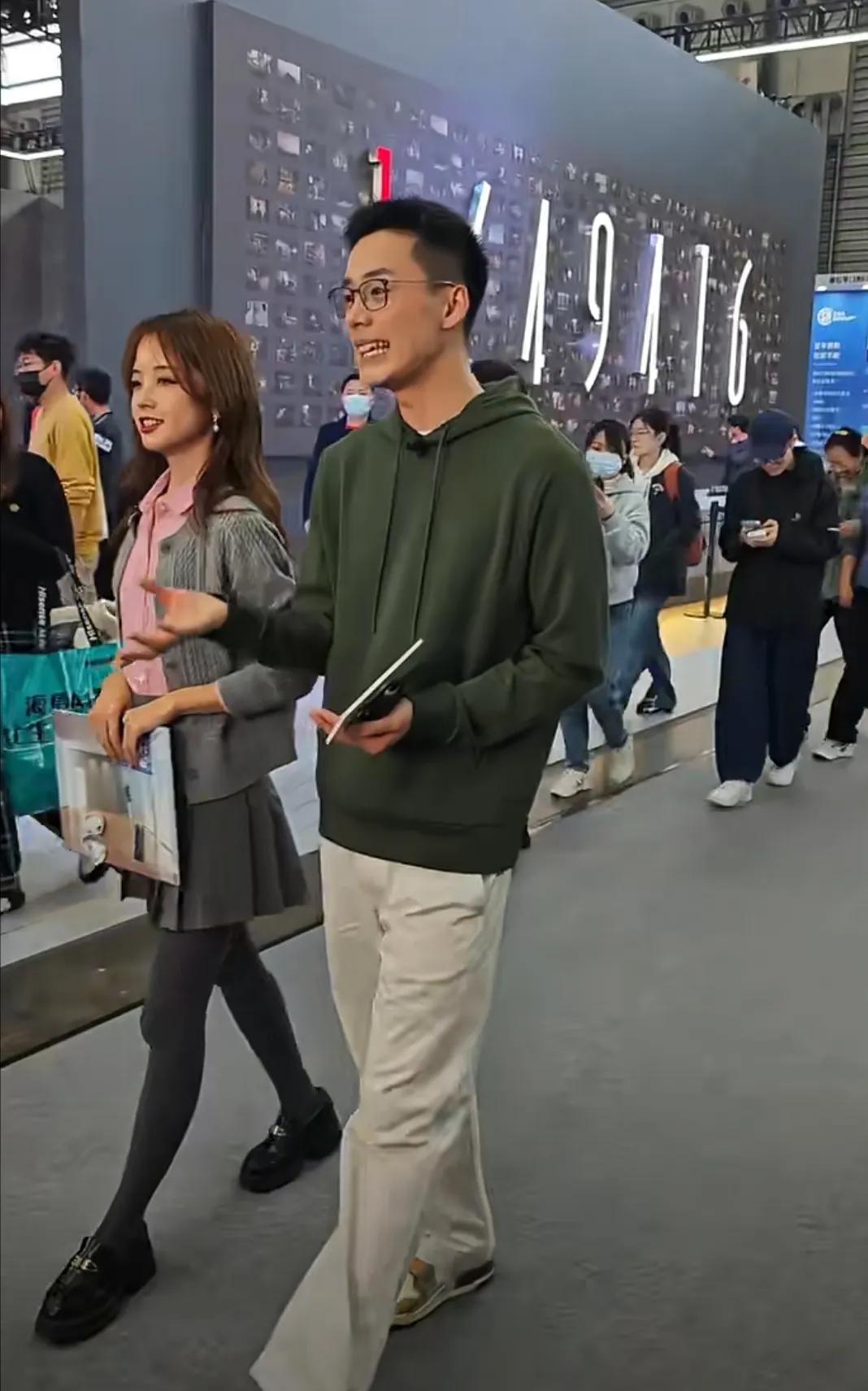 网友在上海AWE展偶遇王冰冰，感觉王冰冰现在成熟了一些，也瘦了不少，她越来越好看