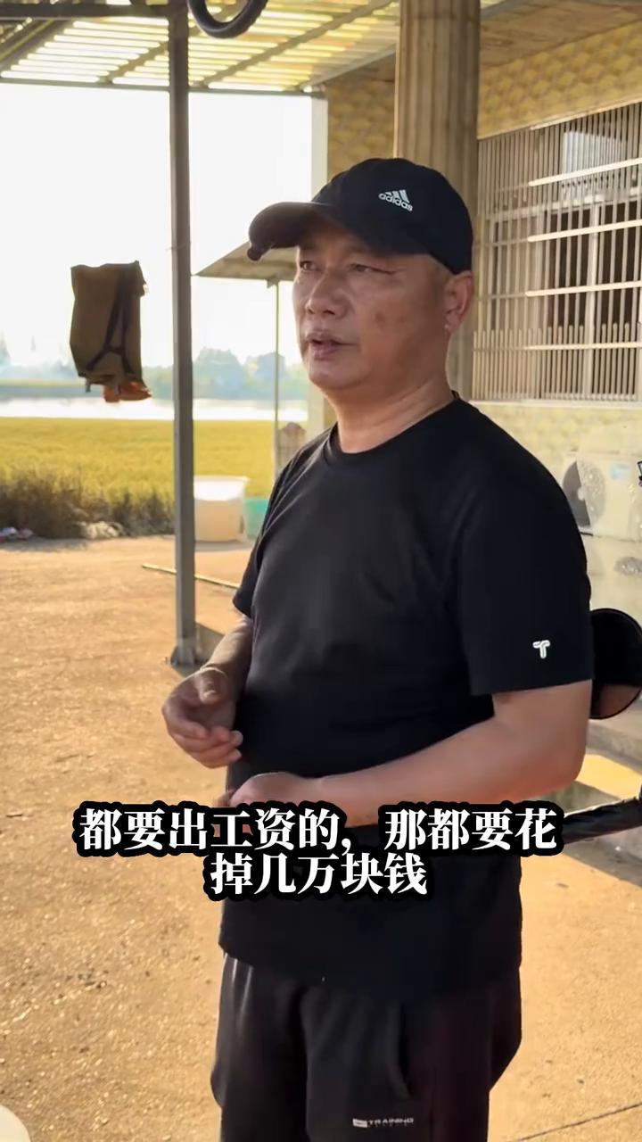 在湖南有一个很不好的风俗，死不起。现在老一个人在屋里要放起码是4天左右，请的都是