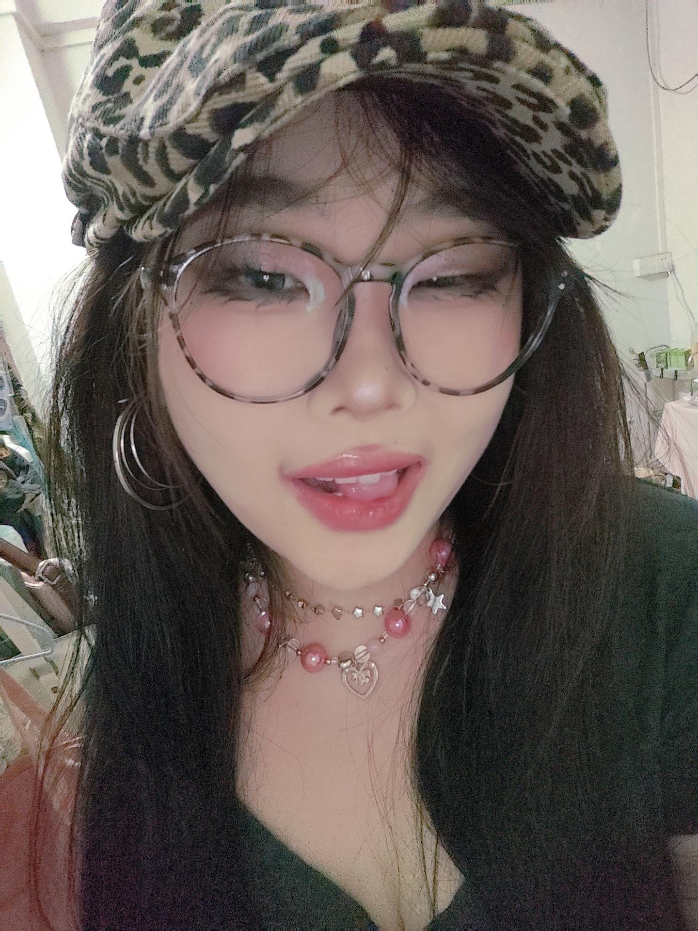 “人总是这样，拥有了就抛弃，腻了就背叛，不如意就诋毁”