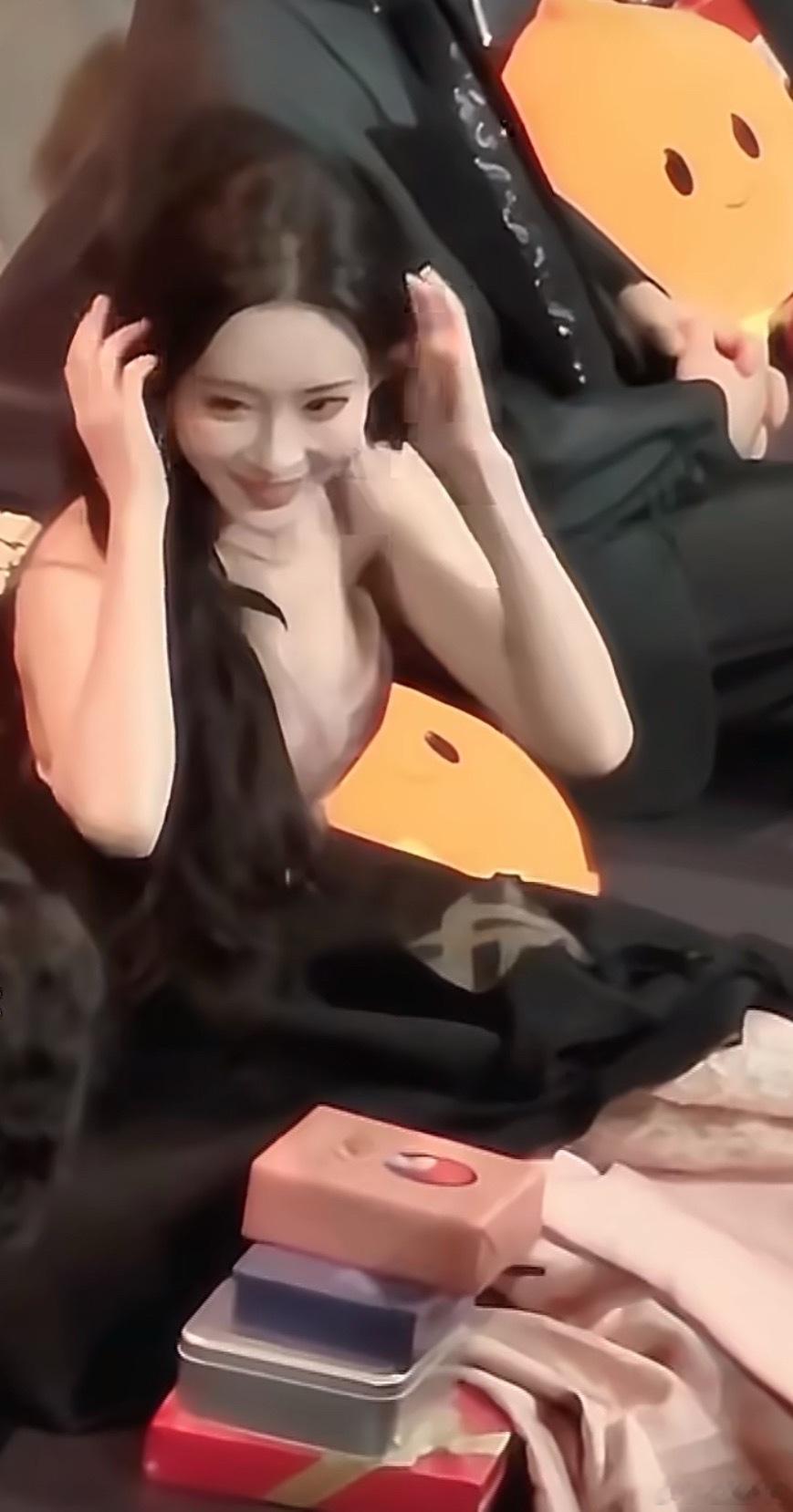 孟子义微博之夜带走了四盒饼干孟子义这姑娘能处，有饼干她是真带走！粉丝专门定制的应