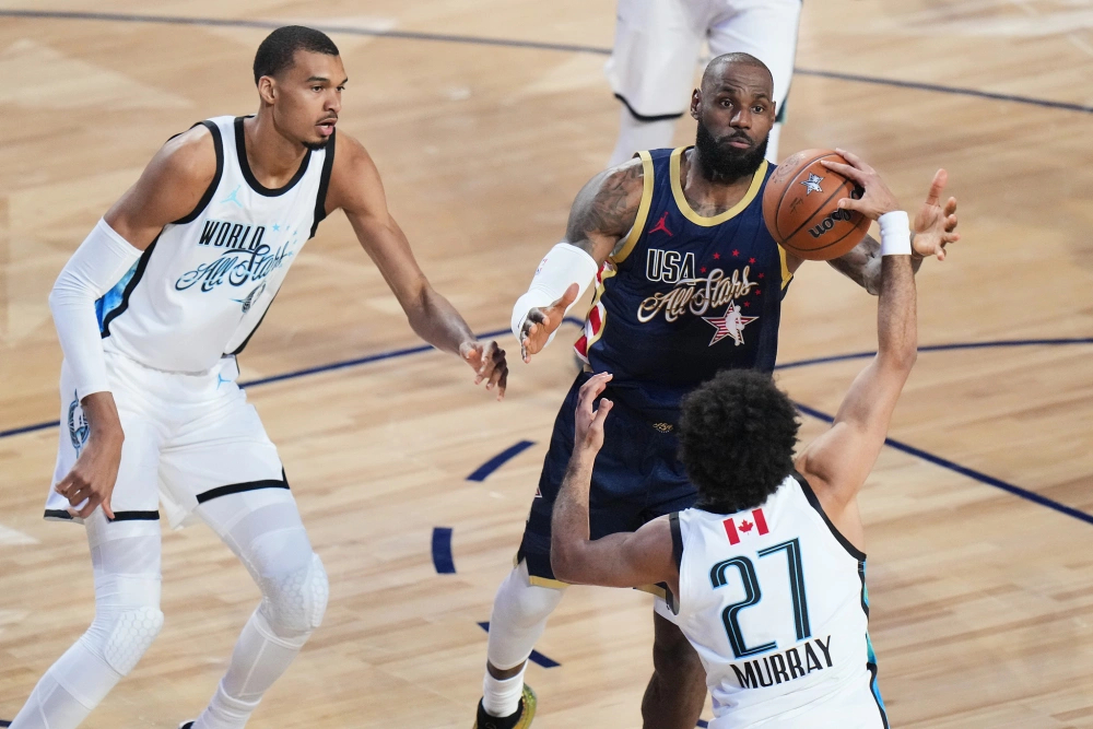 本届全明星赛上，詹姆斯出战21分钟，拿到15分7篮板5助攻，他成为NBA全明星历