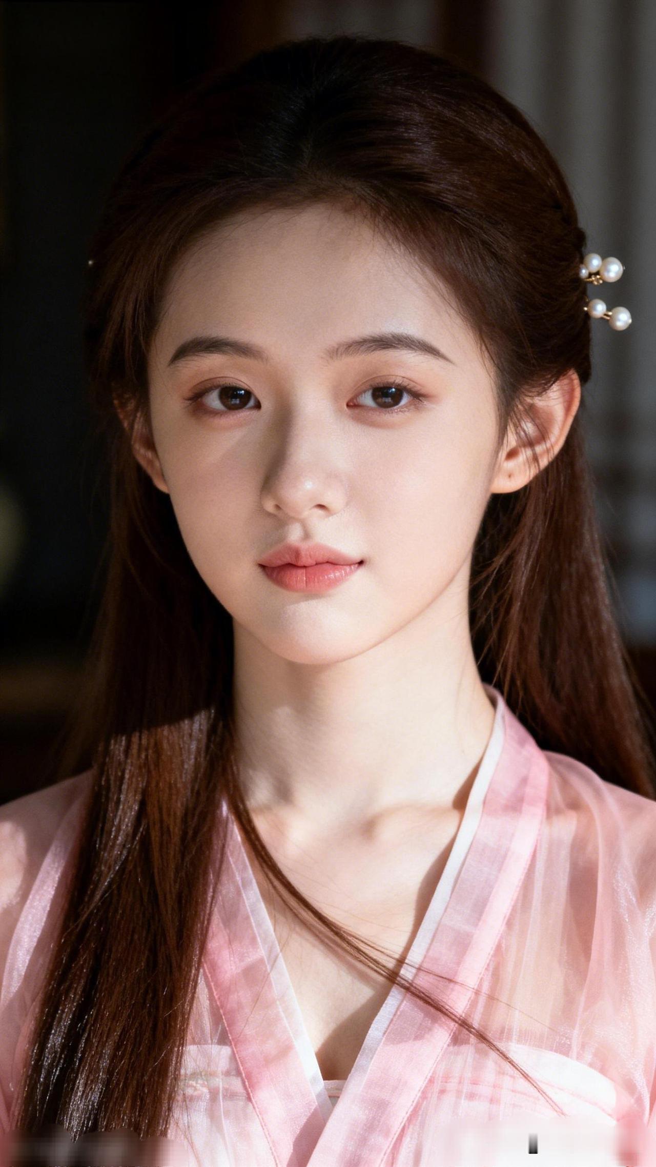 粉衣美人，玉簪轻挽。用镜头记录生活的美 温柔古典的少女，粉色的汉服，恬静的氛围。