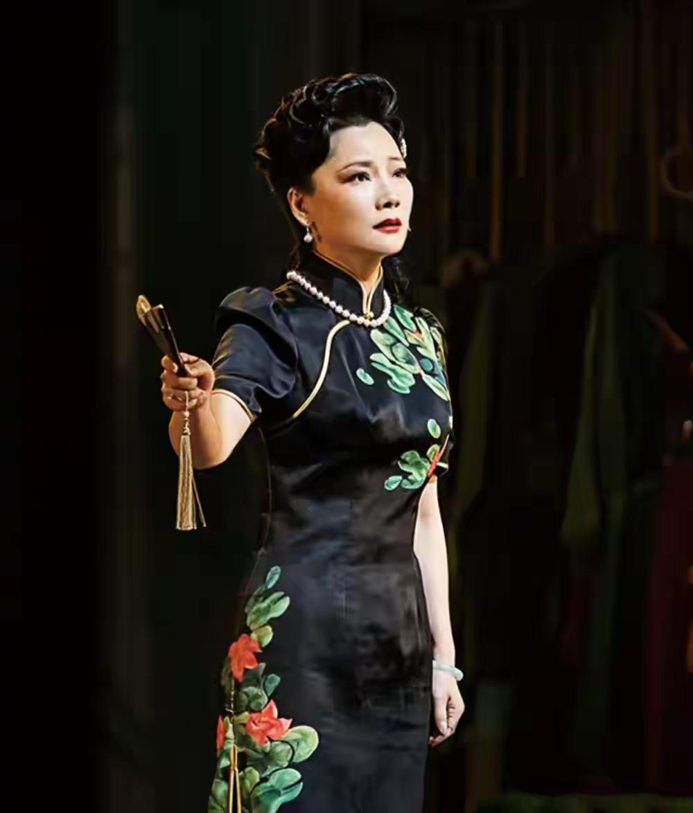 这一幕看哭了！何赛飞带着复发的腰伤，硬撑165分钟演完话剧《日出》。
整场演出，