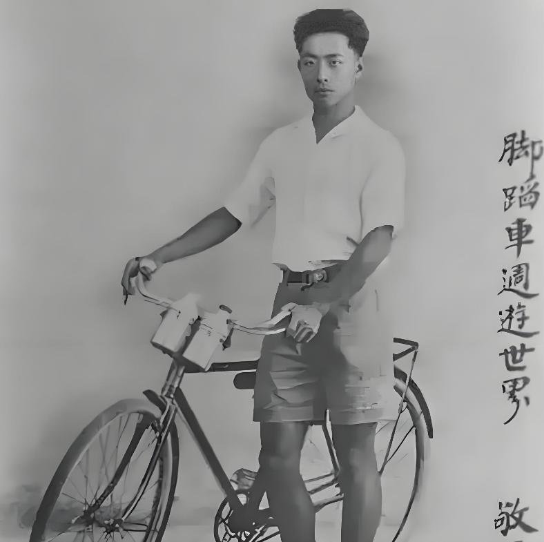 1933年，希特勒会见骑自行车环游世界的中国青年潘德明。看完他的册子后，希特勒沉