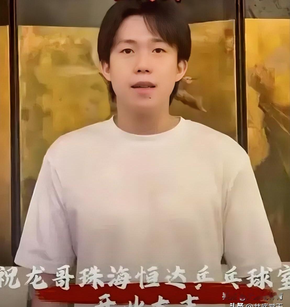 盯着广告屏里自己挥拍的身影，王楚钦心里就一句话：龙哥这次玩真的。
马龙把“龙队”