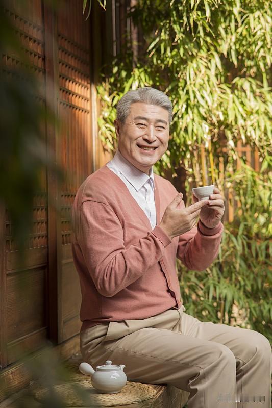 人生最大的快乐是有钱、性、自由的时间、好的心情，其实这些都是驾驭在金钱之上。
总