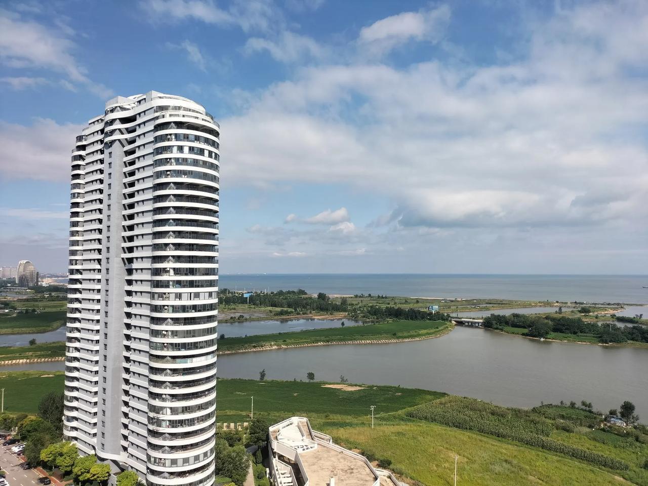 辽宁省葫芦岛市绥中县东戴河，这里的风景最美，海景房最便宜，1套房子才20万元。东