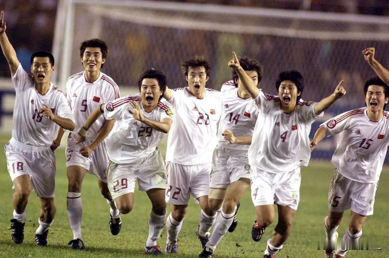 学韩国的高压逼抢？学日本的传切配合？看完亚洲杯恍然大悟，国足根本无法选择，现在整