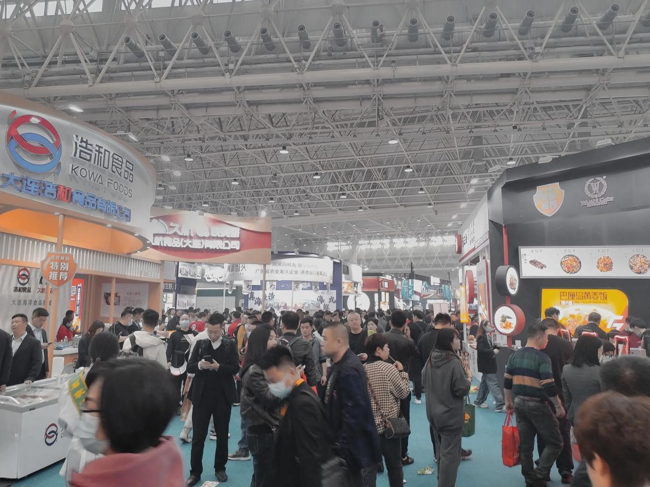 疫情后的武汉全面放开，今年的华中食材博览会比往年哪一次的人都多，全国各地的餐饮人
