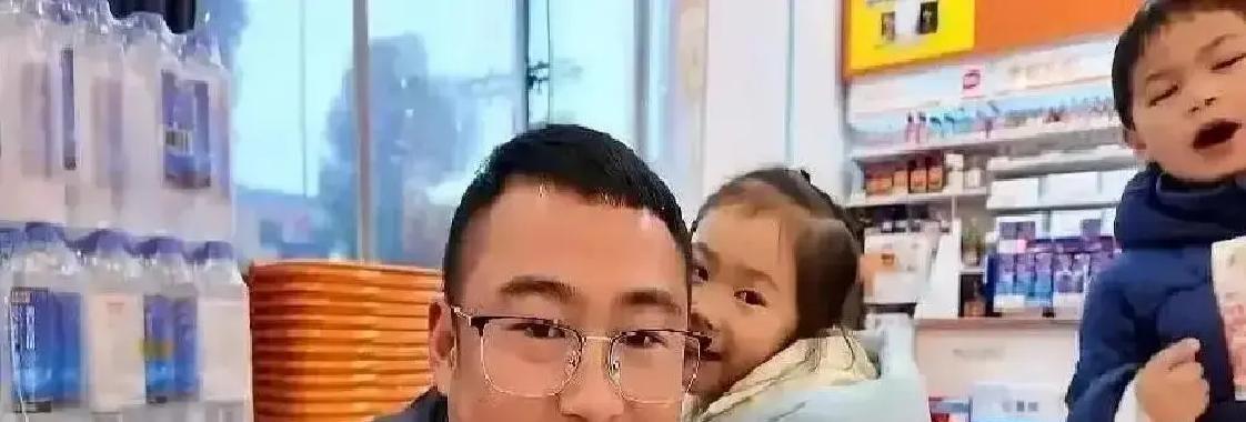 网红阿彪的直播间，流量一夜暴跌37%。
起因竟是两年前的旧视频，搭档玛雅在小红书