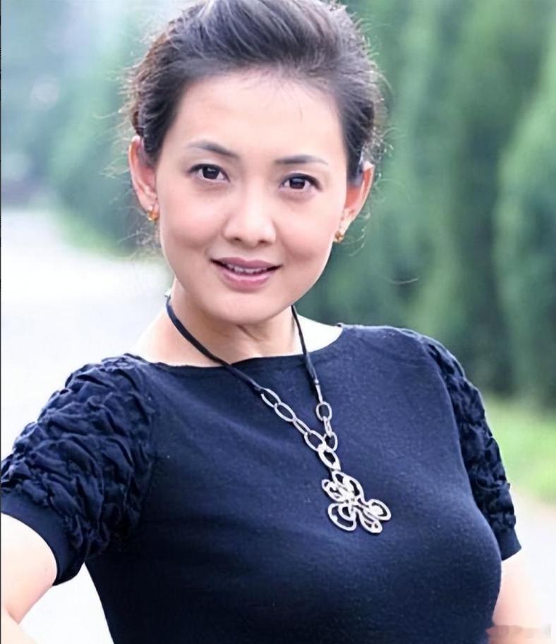 2007年，牛莉生下一女，在一次吵架的过程中，她怒气冲冲地问老公刘亚东：“你比我