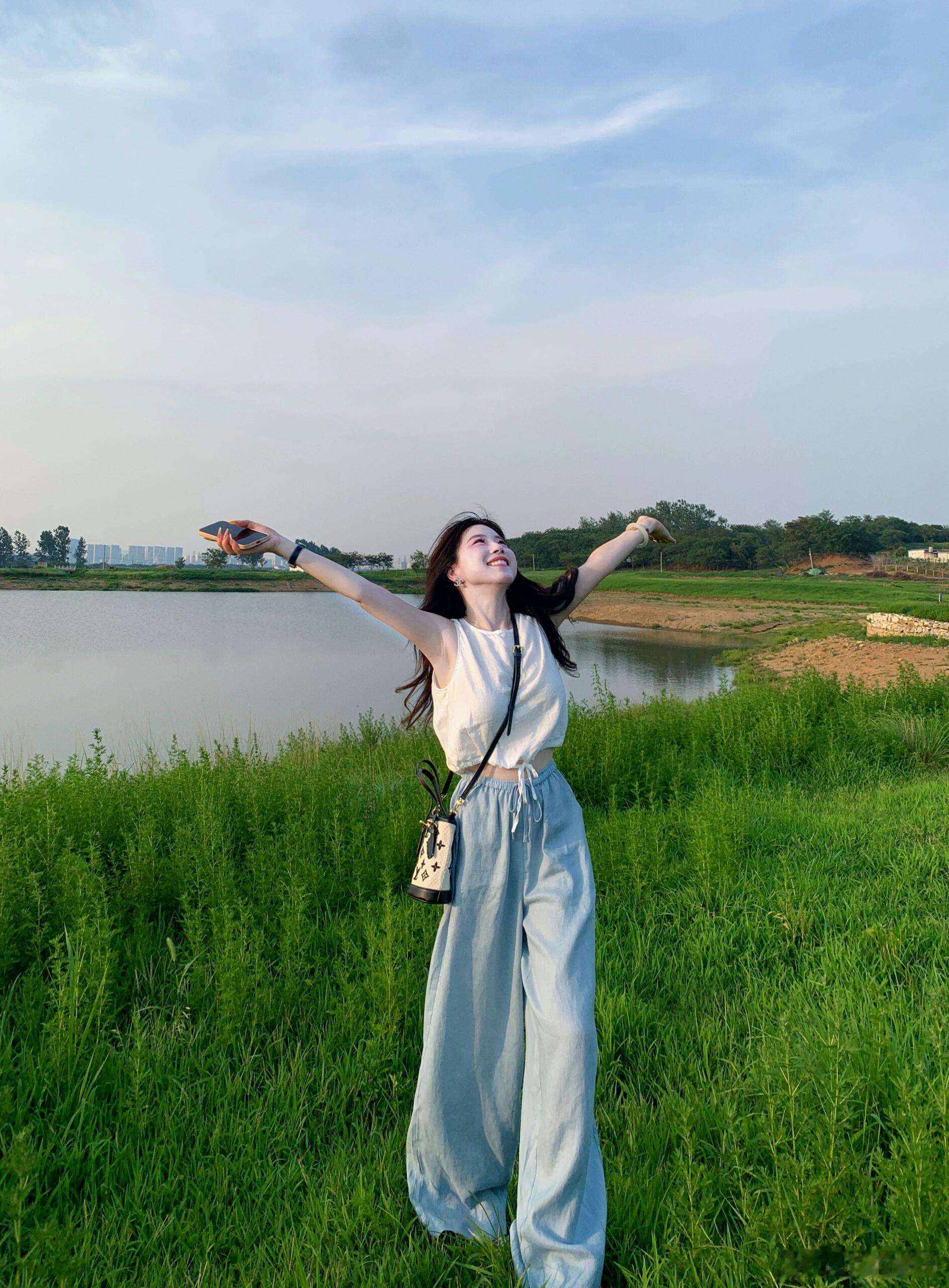 🌿夏日悠然风，邂逅自然好心情🌿🌞在温柔的夏日里，穿上这一身轻松自在的装扮，