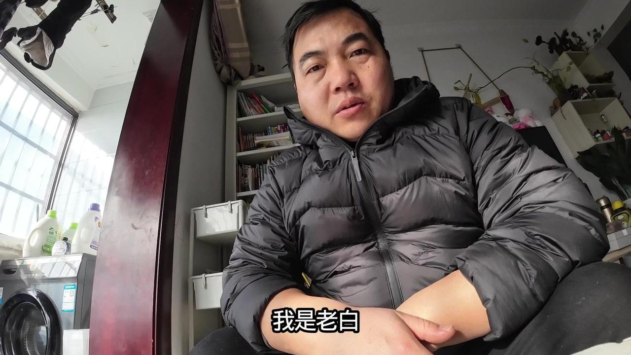 今天早上像往常一样去买胡辣汤，刚到店门口就愣住了。钢化玻璃门上横着一把大黑锁，脑