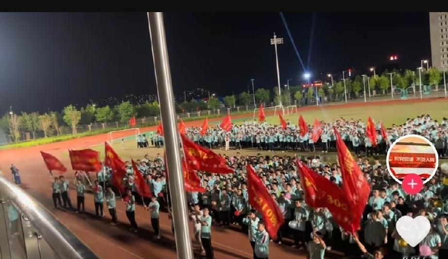 保定中学为即将出征的高三学子加油助威！

领喊的老师声音洪亮，台下的学生用富有激