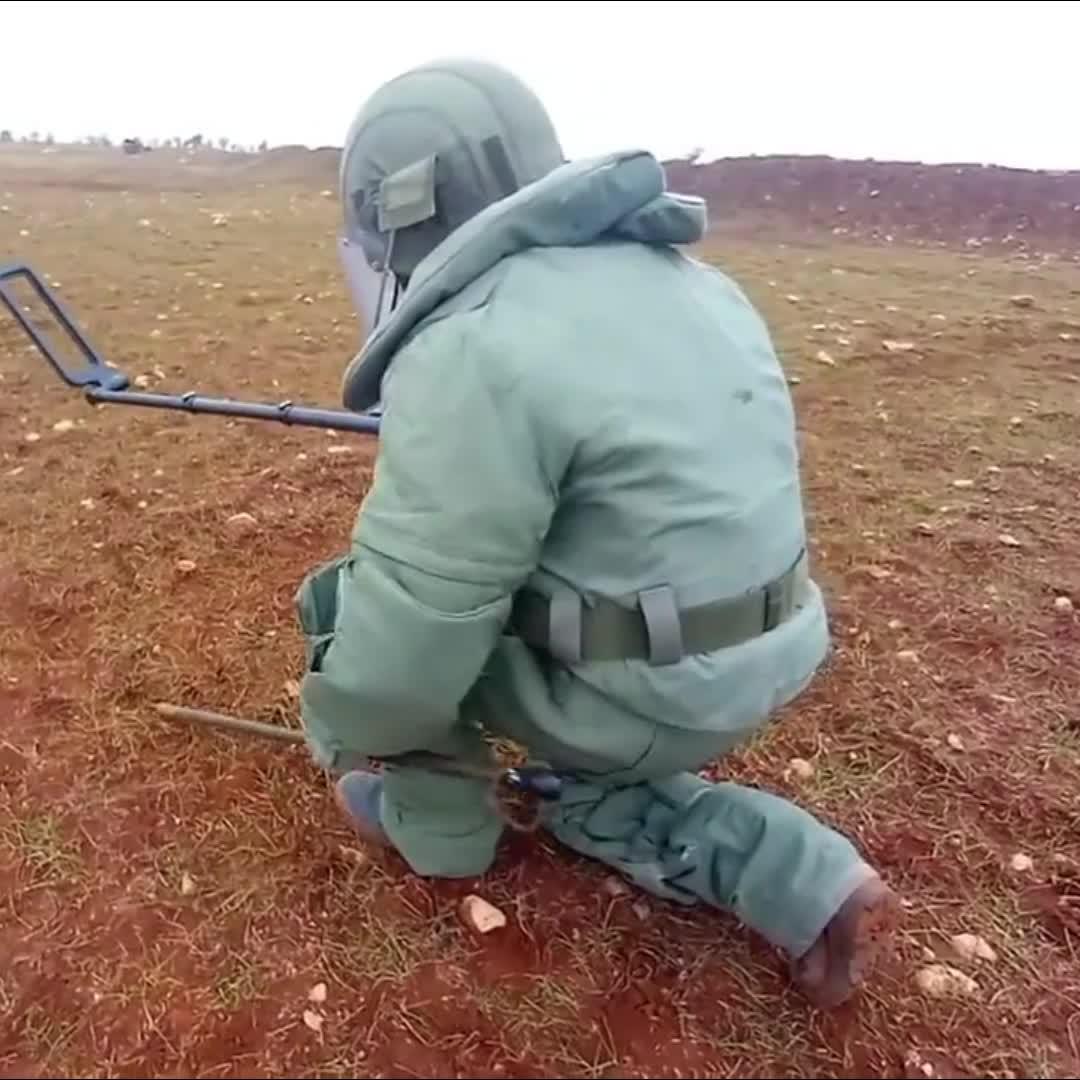 朝鲜工兵在俄罗斯排雷获赞！
这波操作必须给满分
朝鲜士兵在库尔斯克州专业排雷的视