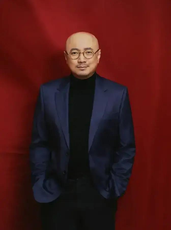 1块钱，买个全国头条，这买卖做得太绝了。
 
徐峥当年在高速口，差1块钱过路费，