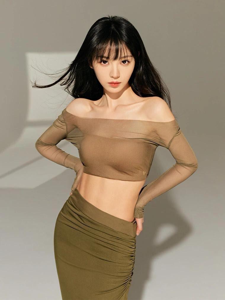 田曦薇
《丝绒与风》
 
空气里浮着暖光
像被熨平的心事
垂落的发梢
是未拆封的