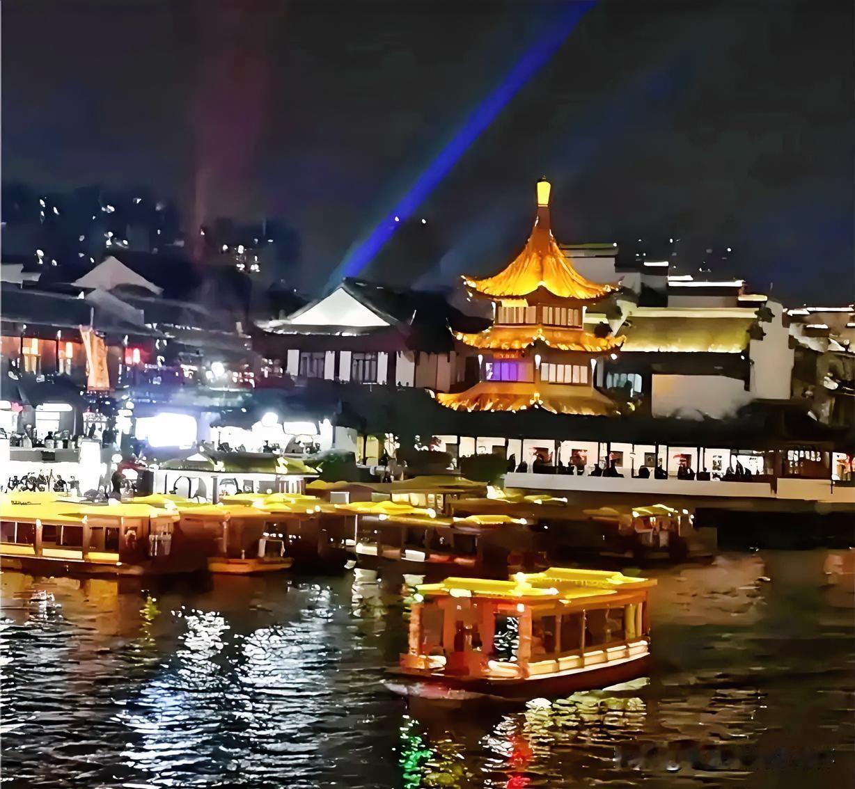 上联：灯红酒绿秦淮水
下联：有请雅士[玫瑰][玫瑰][玫瑰]