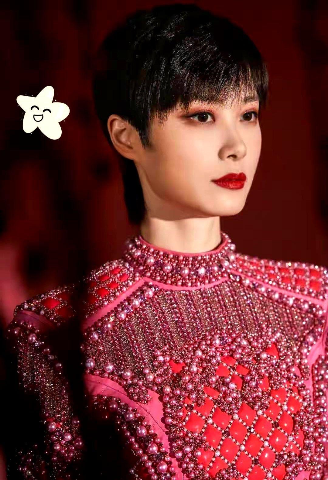 他蹲在工地墙角啃冷馒头，手机里女儿发来语音：“爸爸，你什么时候回来？
老师说，有