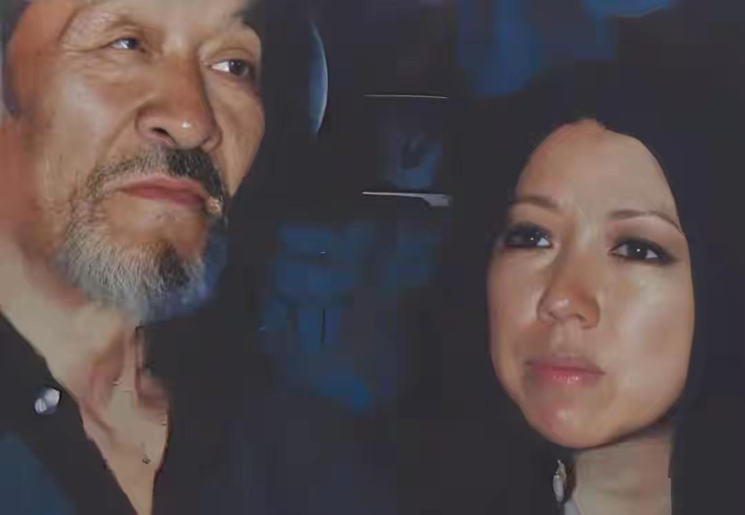 1990年，作家三毛来到新疆和76岁的王洛宾同居。谁知，王洛宾冷漠地说：“同居可