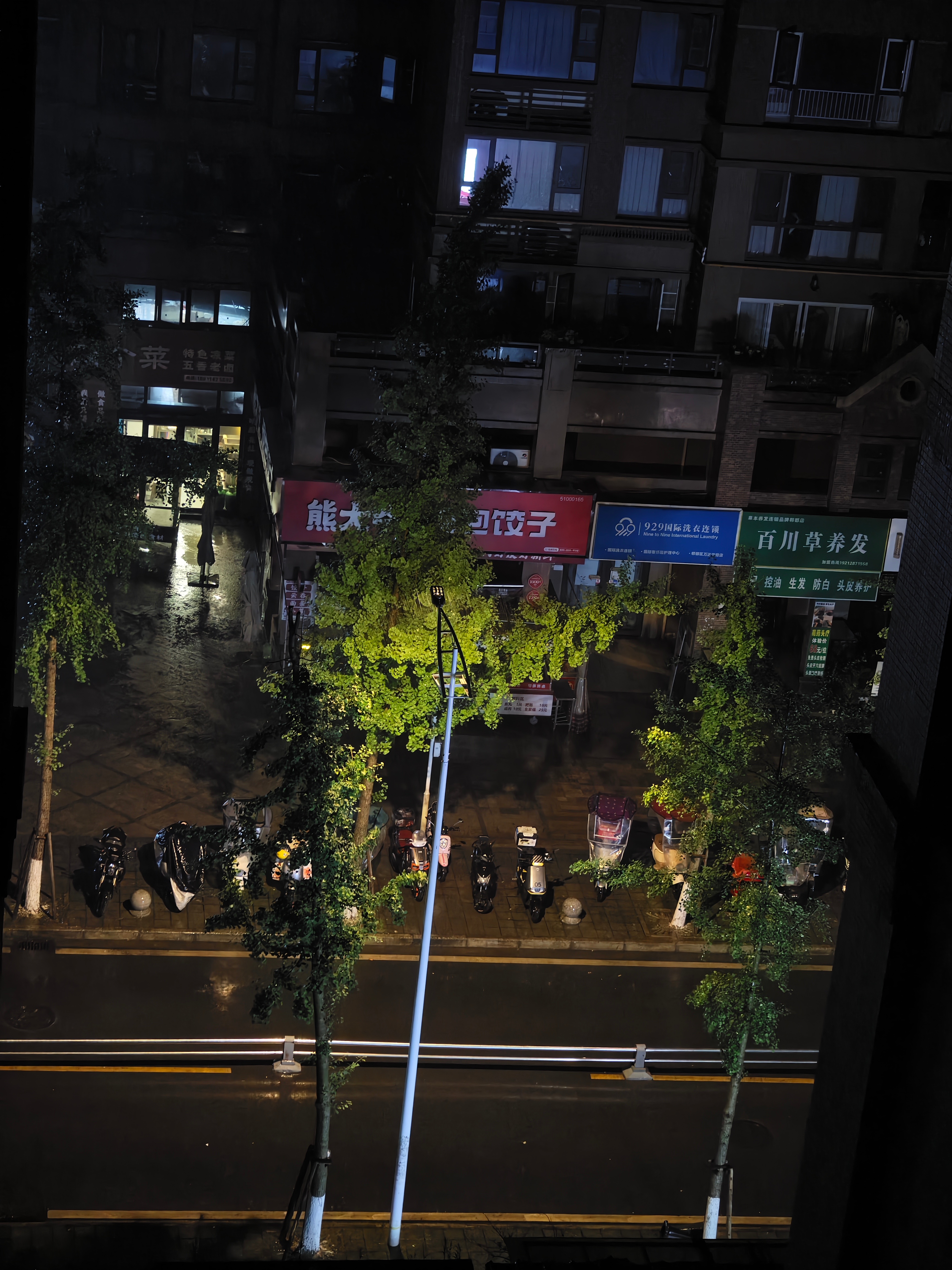 此时此刻，外面的雨好大 ​​​