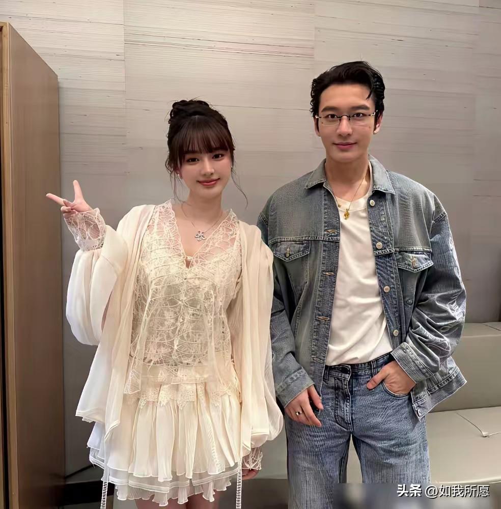 其实大家心里都清楚，
黄晓明这哪是忘不了杨颖啊，
他纯粹是对自己审美“从一而终”