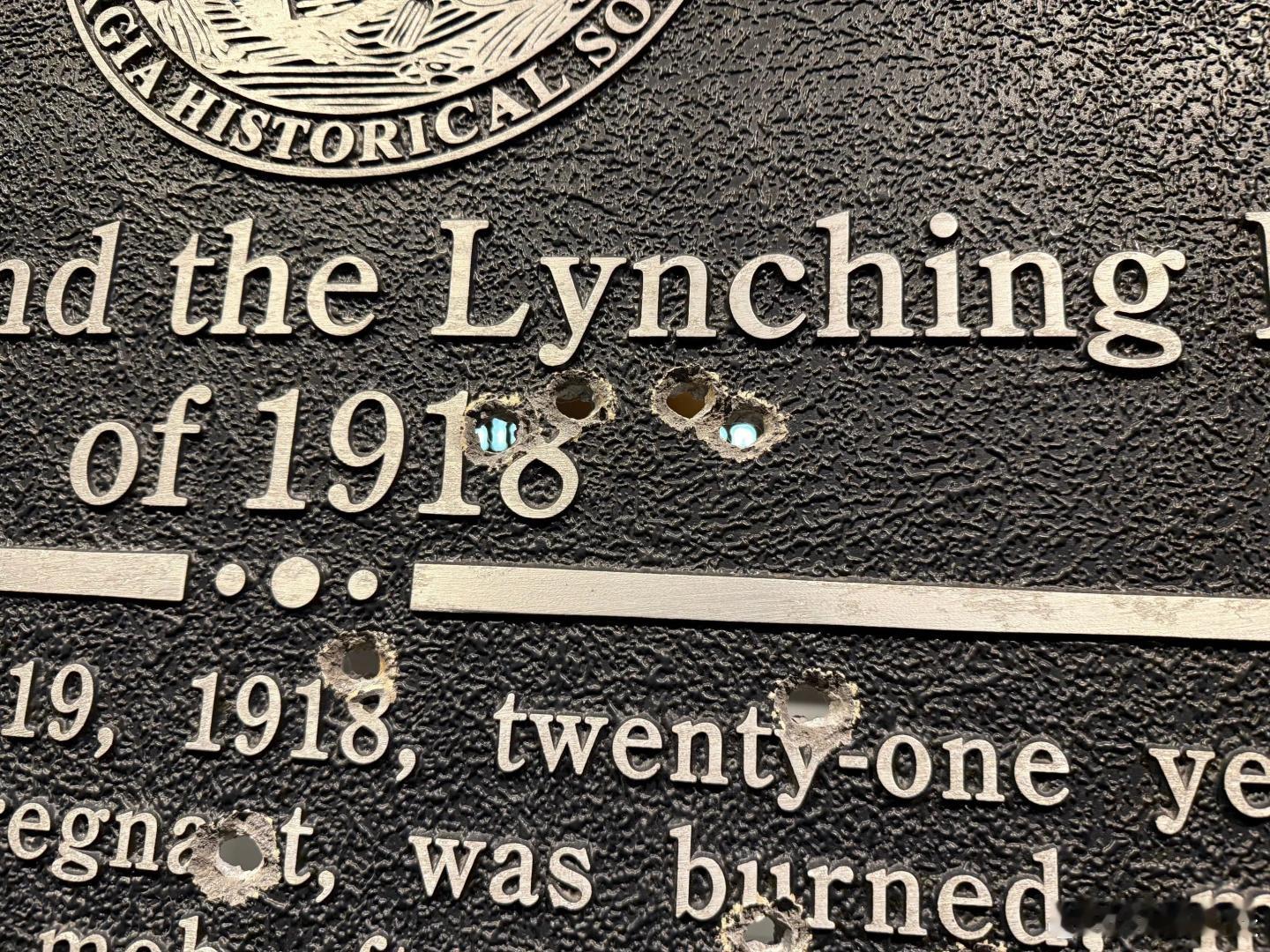 【一块布满弹孔、纪念1918年私刑事件的纪念牌在亚特兰大展出】（美联社）——一块