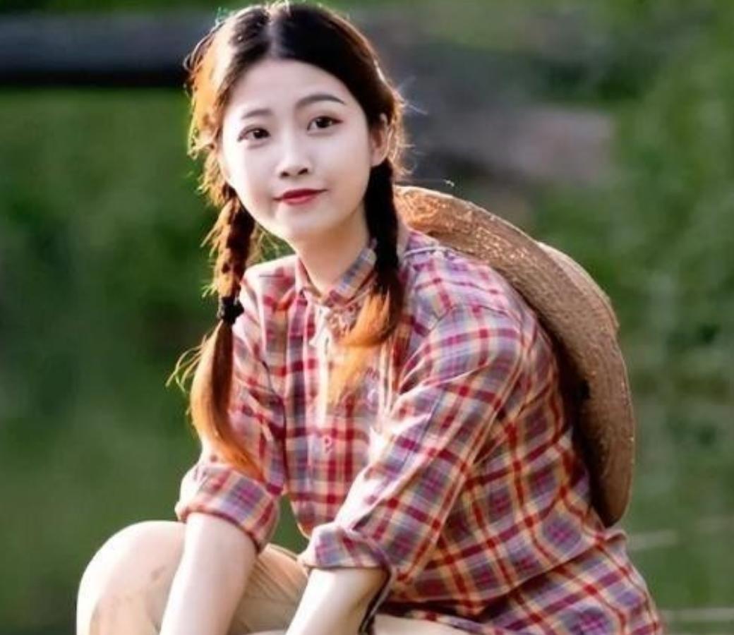 1972年，21岁的知青李文忠，救起一名11岁的落水女孩，当女孩醒来睁开眼睛看到