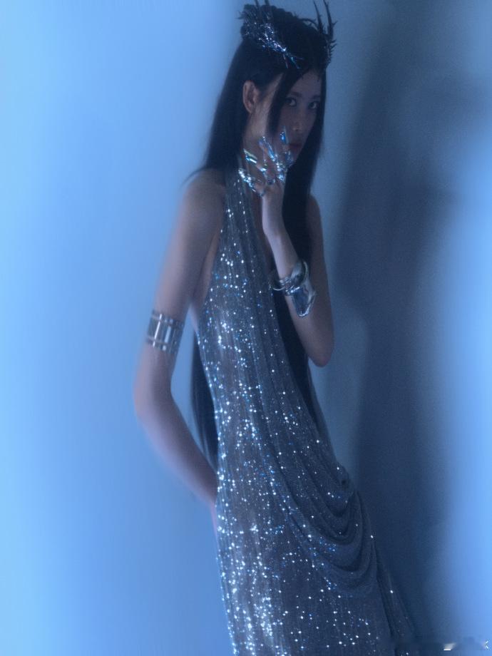 赵昭仪好长的一条人 时尚之夜的赵昭仪直接美到挪不开眼！细长挺拔的身形太吸睛，往那