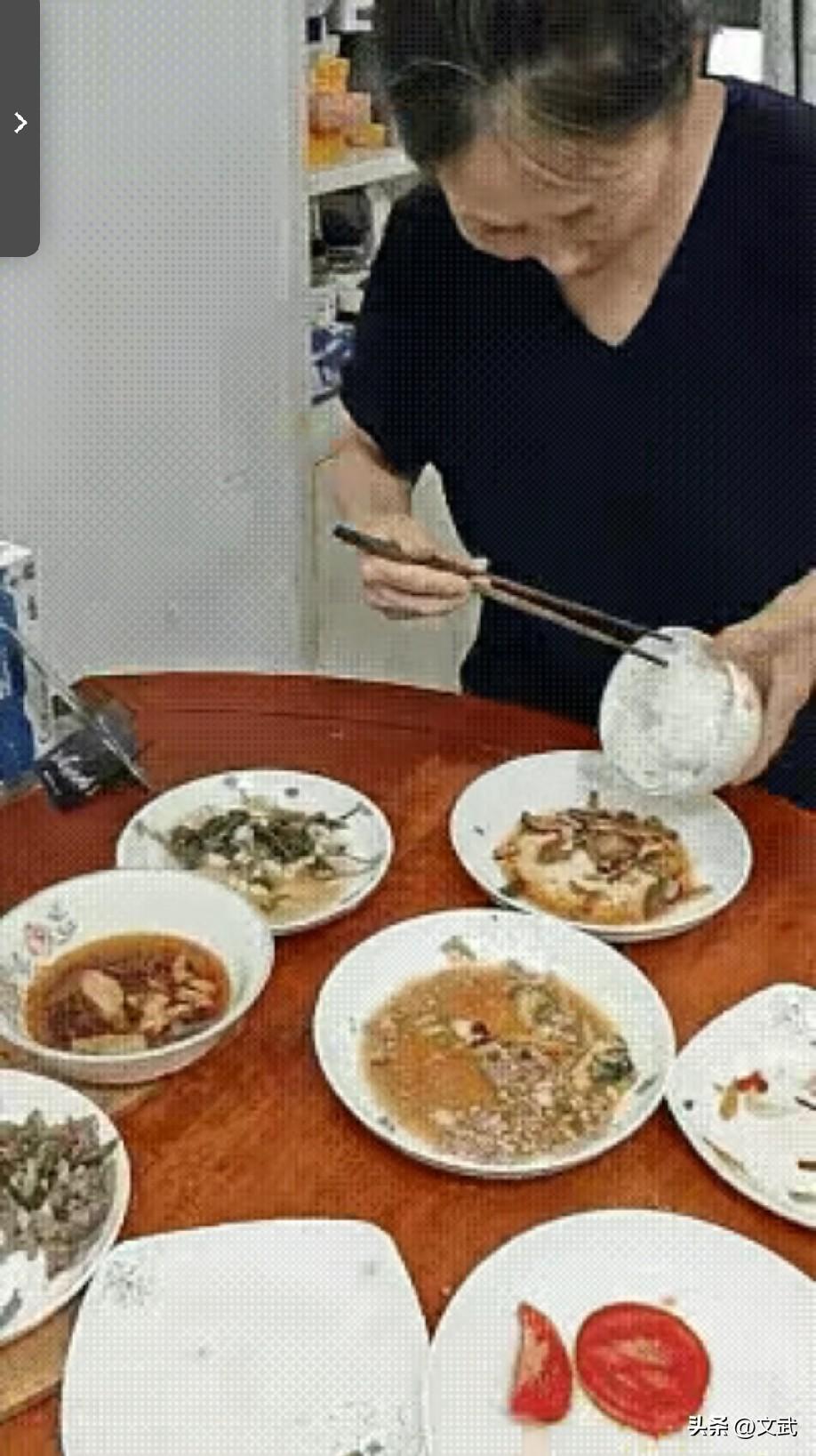 真是个好婆婆，婆婆把坐好的饭菜端到桌子上，儿媳妇带着孙子吃得香。等婆婆从厨房出来