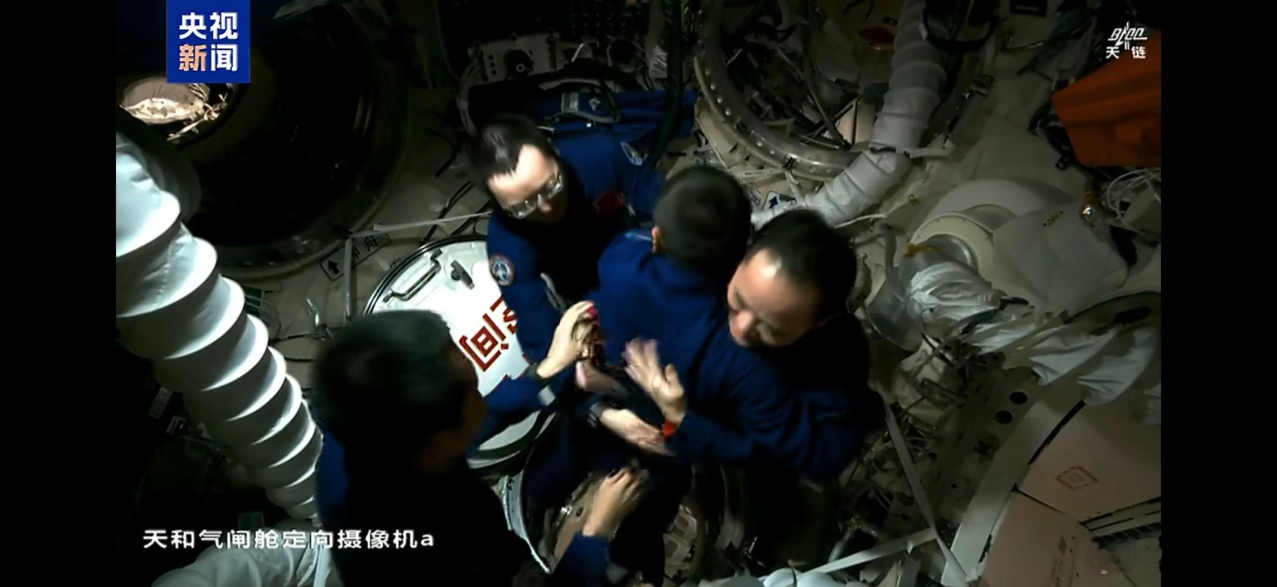 中国航天员第8次太空会师3.5小时自主快速对接就是猛，而且舱内视角给的也更多了，