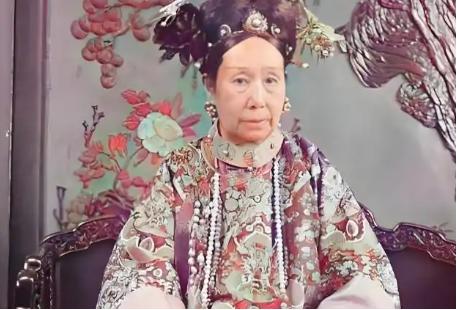 1900年，慈禧匆忙逃到山西首富乔家，动身前，慈禧向乔家借10万两银子，乔致庸扑