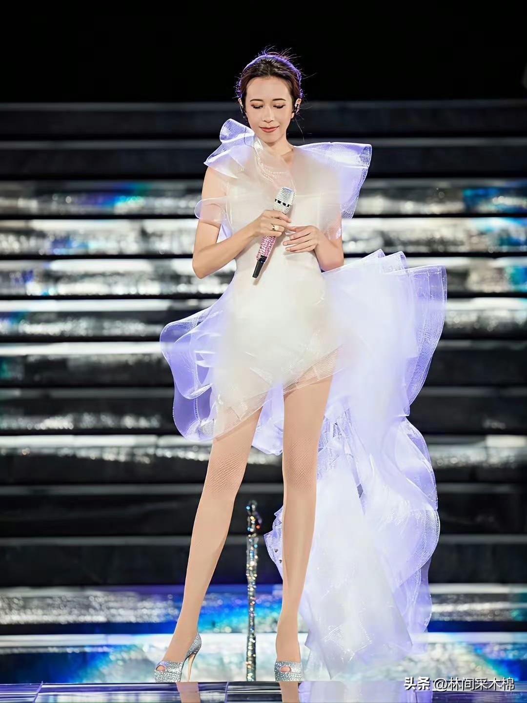 不愧是价值2500万的第一美腿啊，莫文蔚的腿又直又长，又匀称。她身高167厘米，