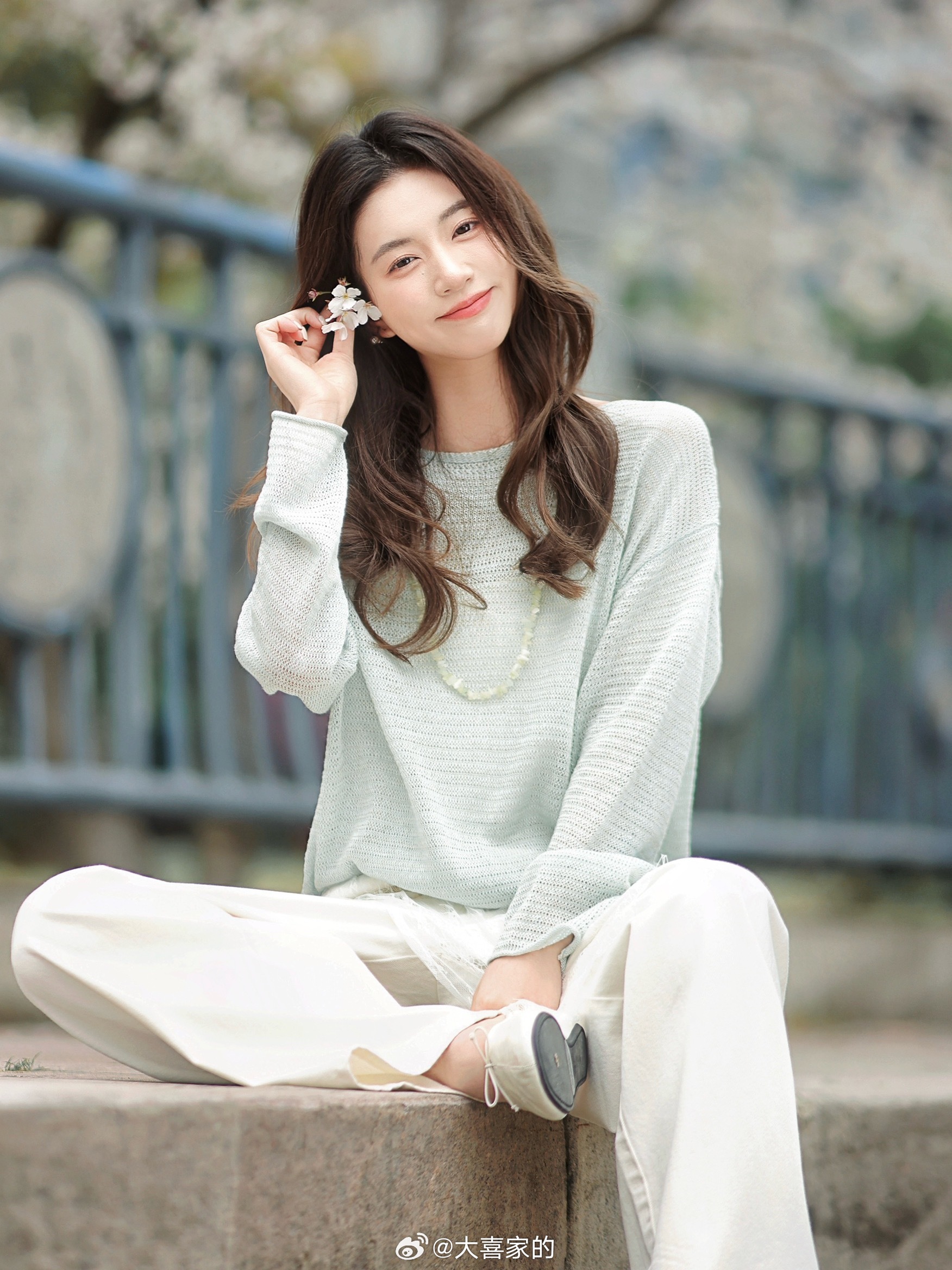 清爽浪漫又温柔的春夏～请再持续时间长一点吧！亚麻*天丝的针织衫 这颜色是不是很灵