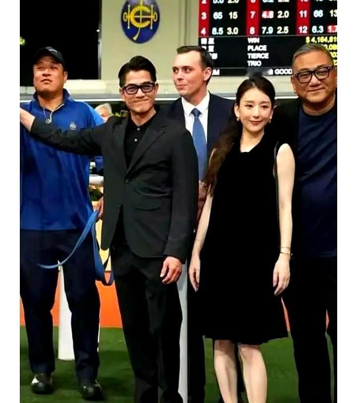 郭富城蹲地听胎动那一刻，全网安静了。

冲线不到十秒，他没去举奖杯，先冲看台单膝