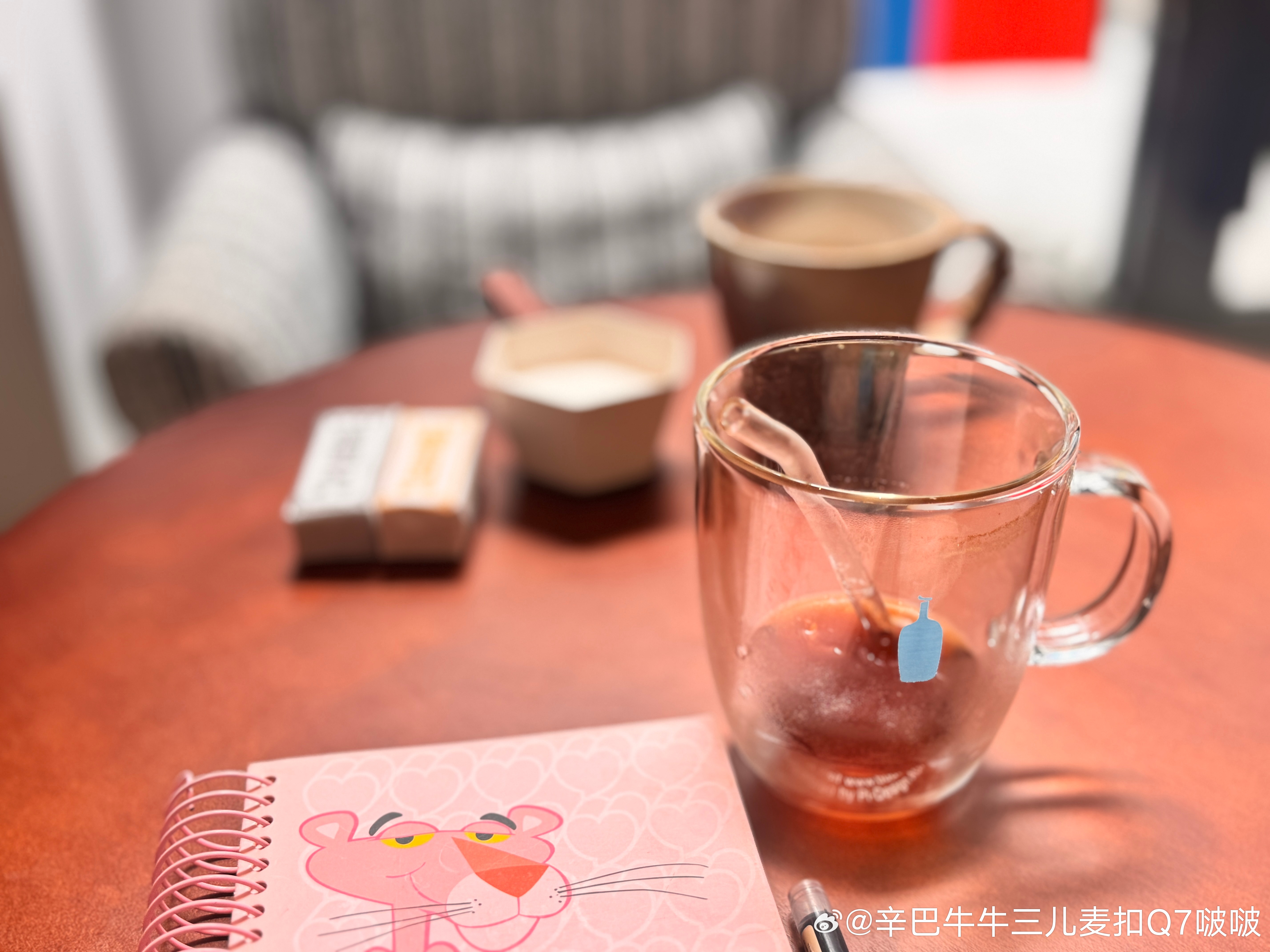 喝饱了，请隔壁总投喂我的小姐姐吃块芝麻酥