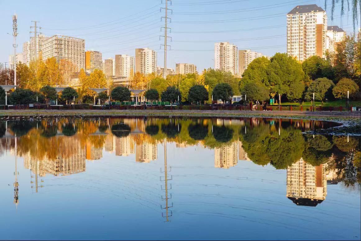 冬日生活打卡季秋光裹着城的轮廓，揉碎在一汪静水。楼宇的线条、树的暖黄，都在波纹里