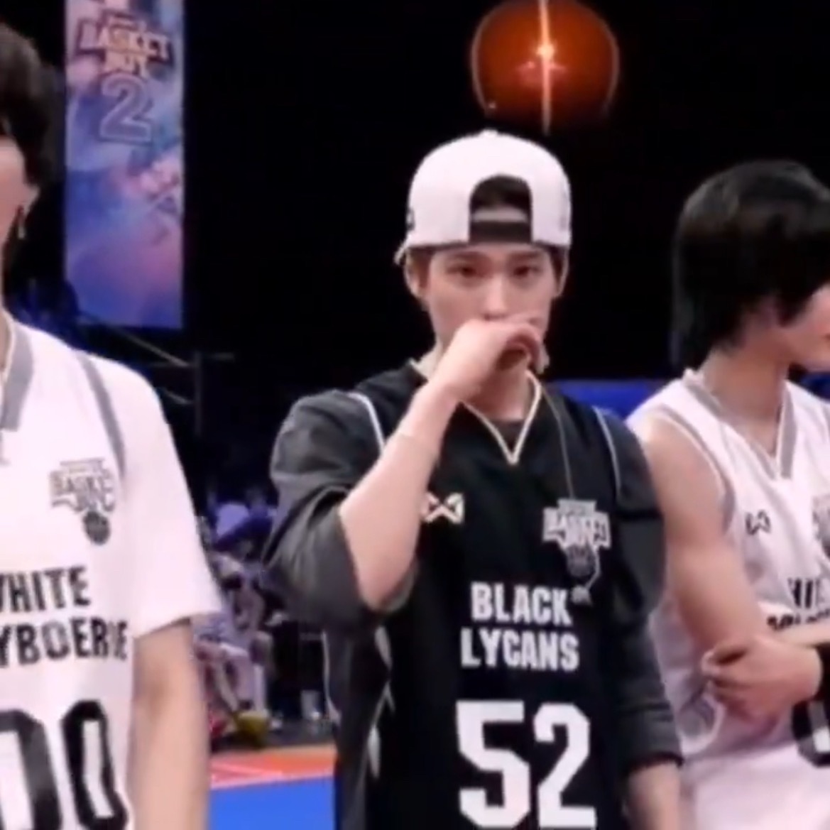 许久不见熙儿戴这种压口的棒球帽了好新鲜的感觉，很会跟镜头互动的男人Jimmy l