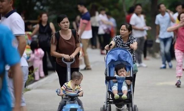 生育大局定了？如果没有意外，明年中国新生人口或将迎来3大变化
比起那些冷冰冰的数