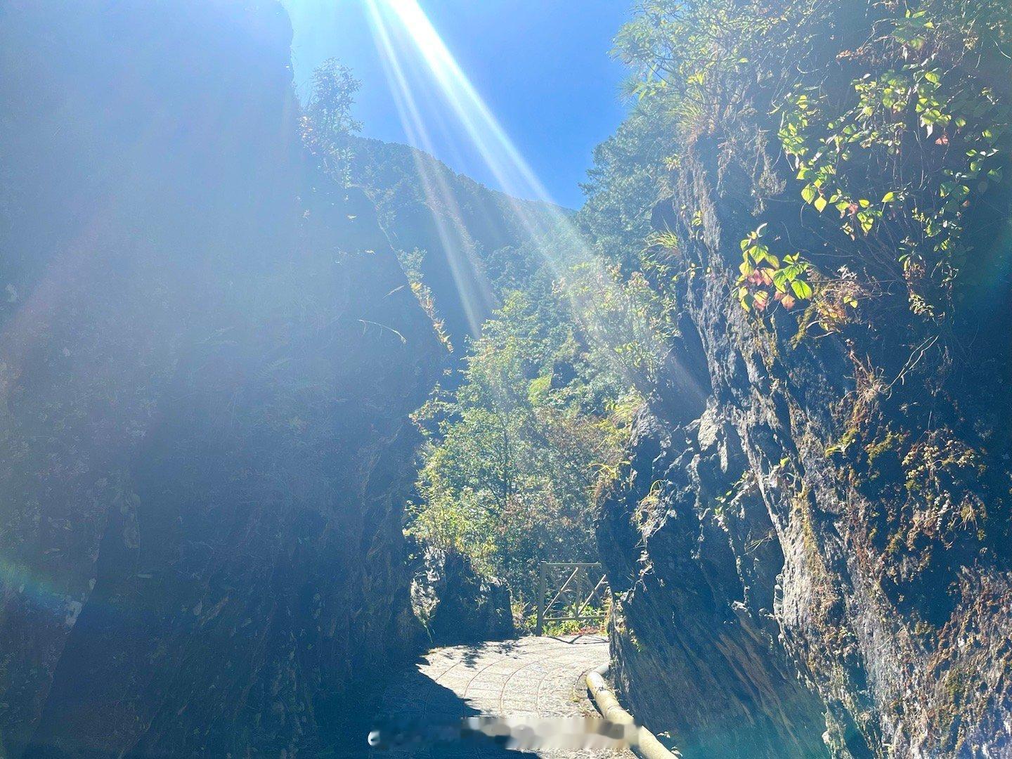 阳光明媚蓝天白云的好日子，我喜欢在苍山上向光而行，  ​​​