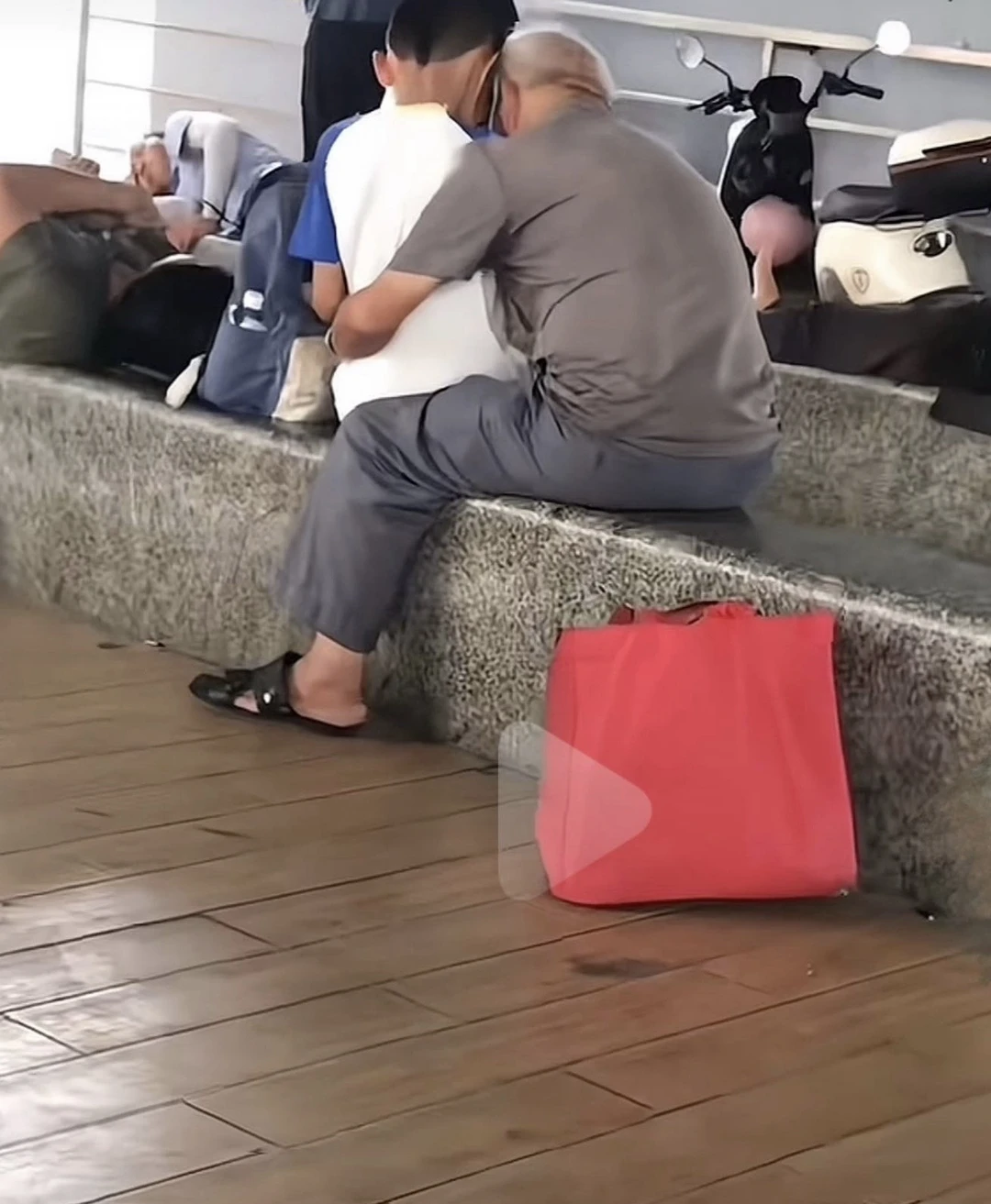 有些妈妈也太钝感了。一个陌生老头对着她儿子又搂又摸的，她还笑嘻嘻发个视...