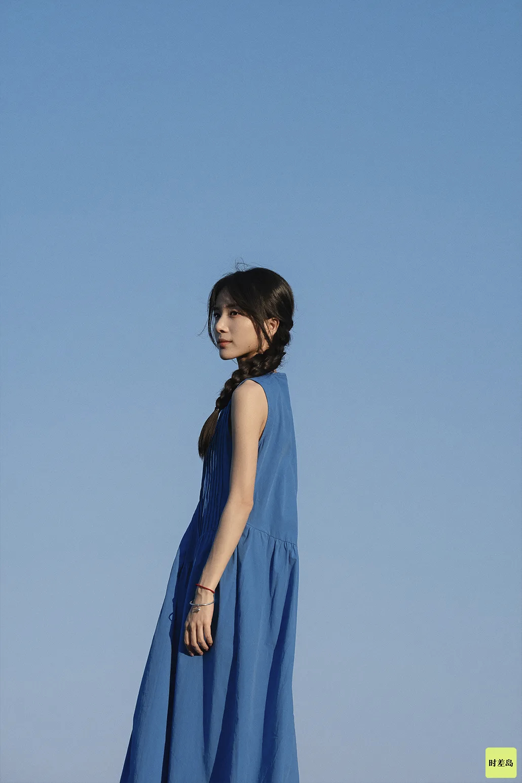 Dressed in blue, wandering by the sea.李思