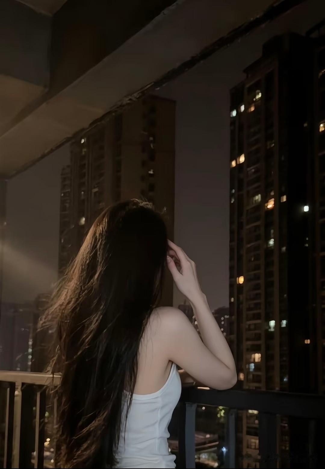 突然发现自己有时候总是望着窗外发呆！