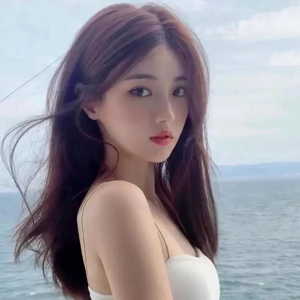 海边少女，微风轻拂，优雅动人。海边活力少女 海边花海少女 海边温柔女孩 海边度假