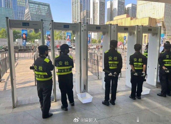 王安宇粉丝见面会全女安检人员王安宇见面会细节不追求花哨的形式，而是踏踏实实把服务