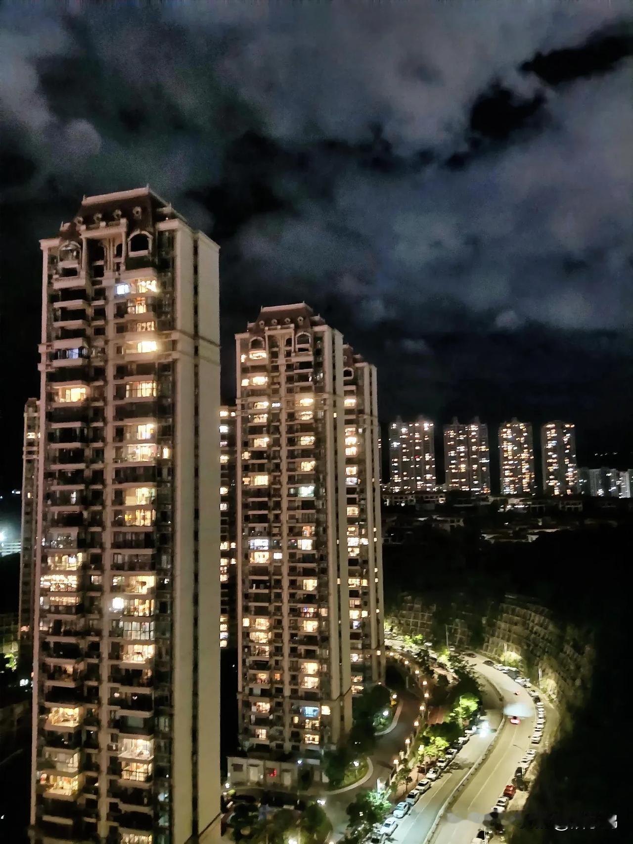 不怕大家笑话，人生第一次住高楼，两房一厅，房租2100，物业费500一年，走进来