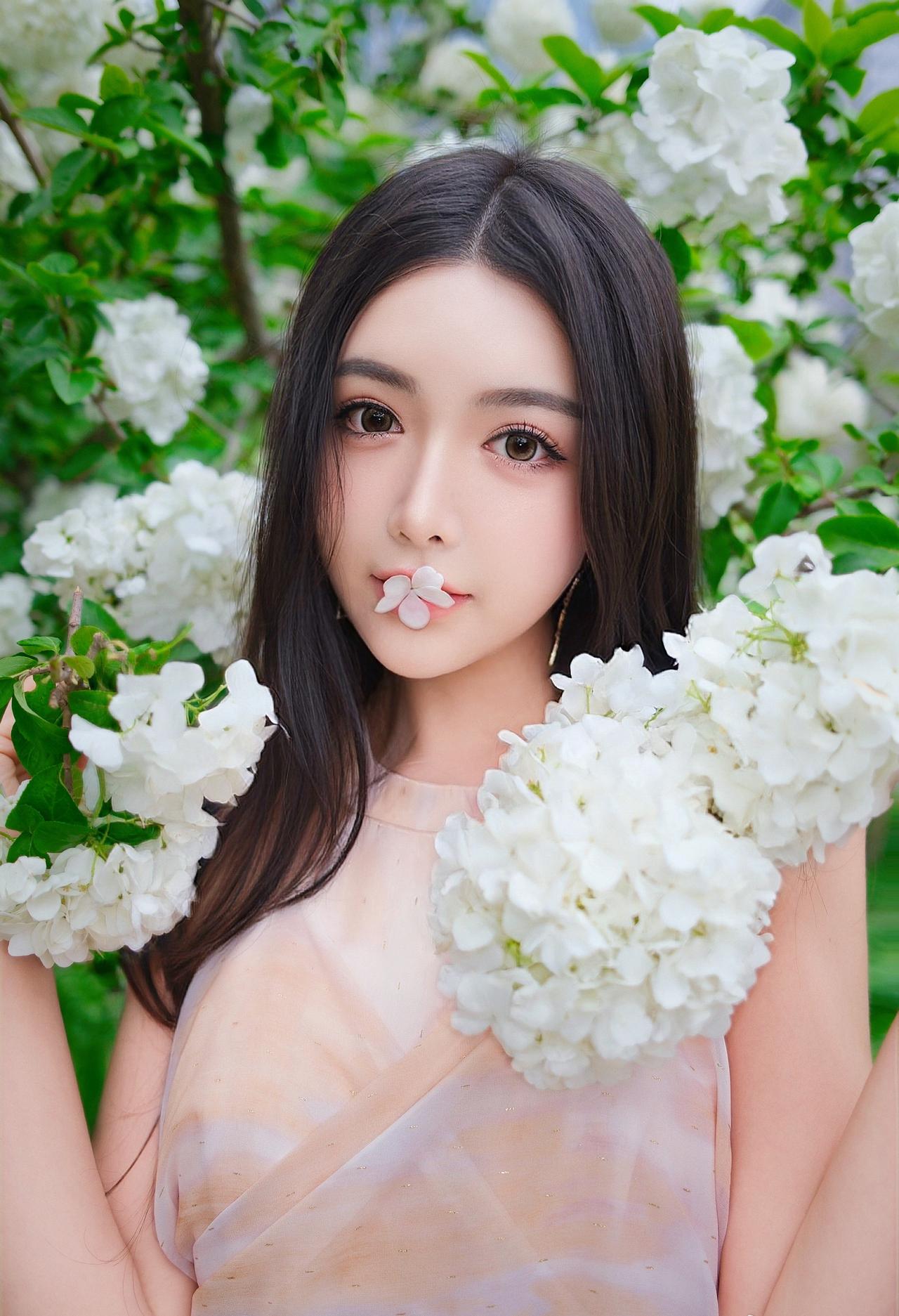 风穿过蕾丝裙摆，也穿过了满树花开，别总盯着花看，我也会害羞。